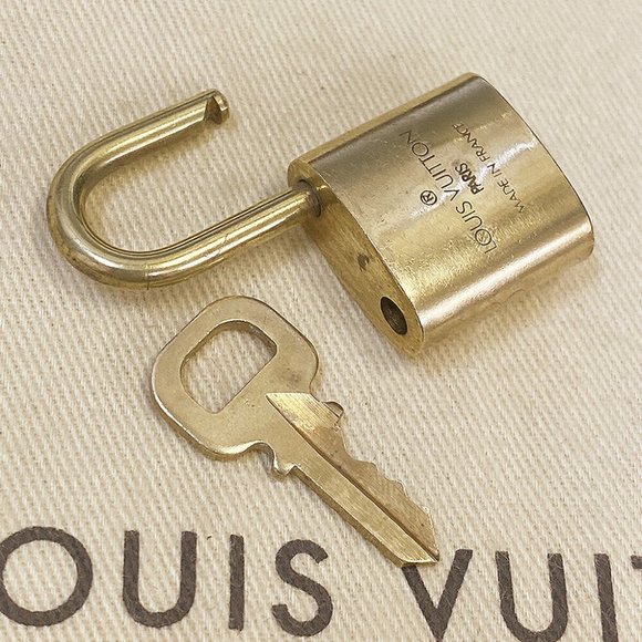 LOUIS VUITTON LV 10 SET PADLOCK KEY CHARM CADENA G - Picture 4 of 4